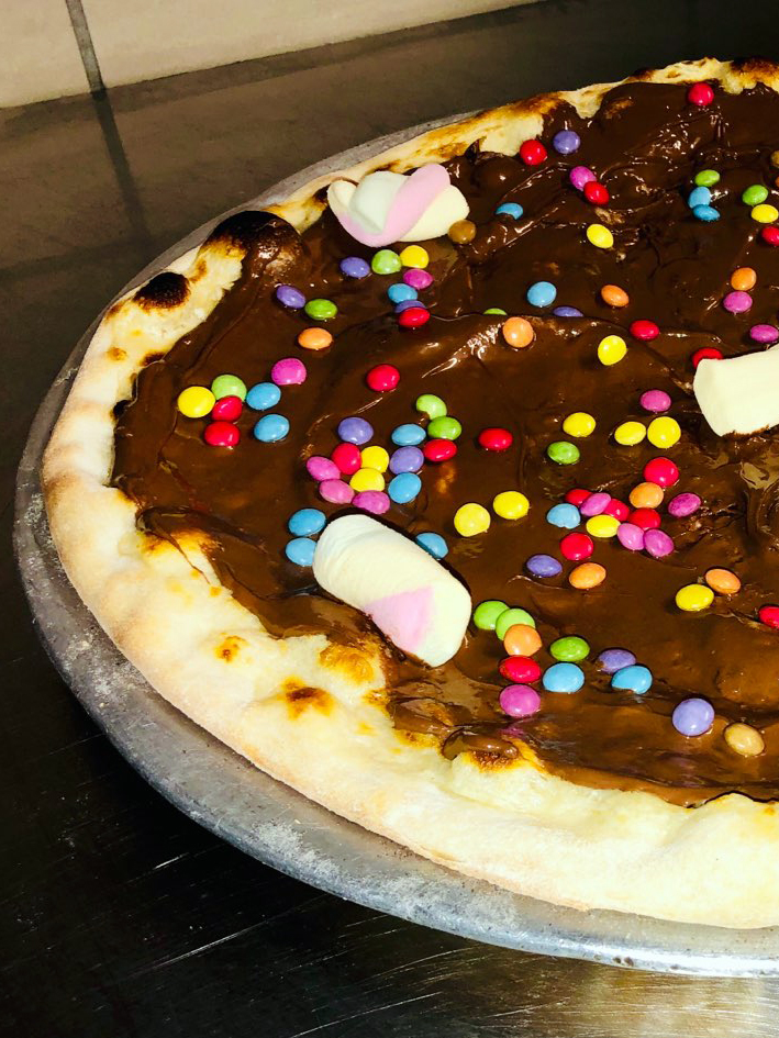 pizza plan-de-cuques pizza dessert smarties chocolat